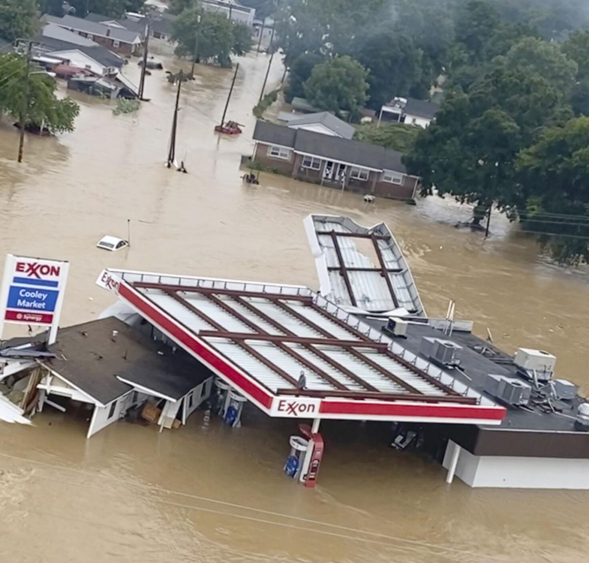 Helicopter Pilot Joel Boyers Daringly Rescues a Dozen People Amidst Massive Floods