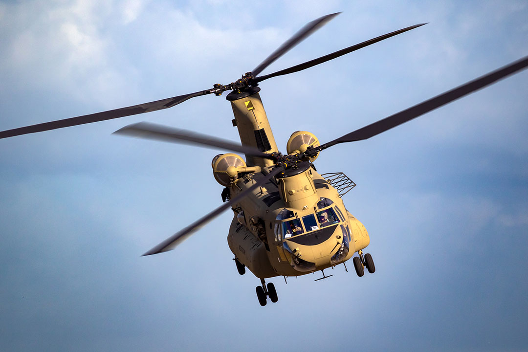 US Army Boeing CH-47F Chinook transport helicopter in flight. | Photo: VanderWolf-Images