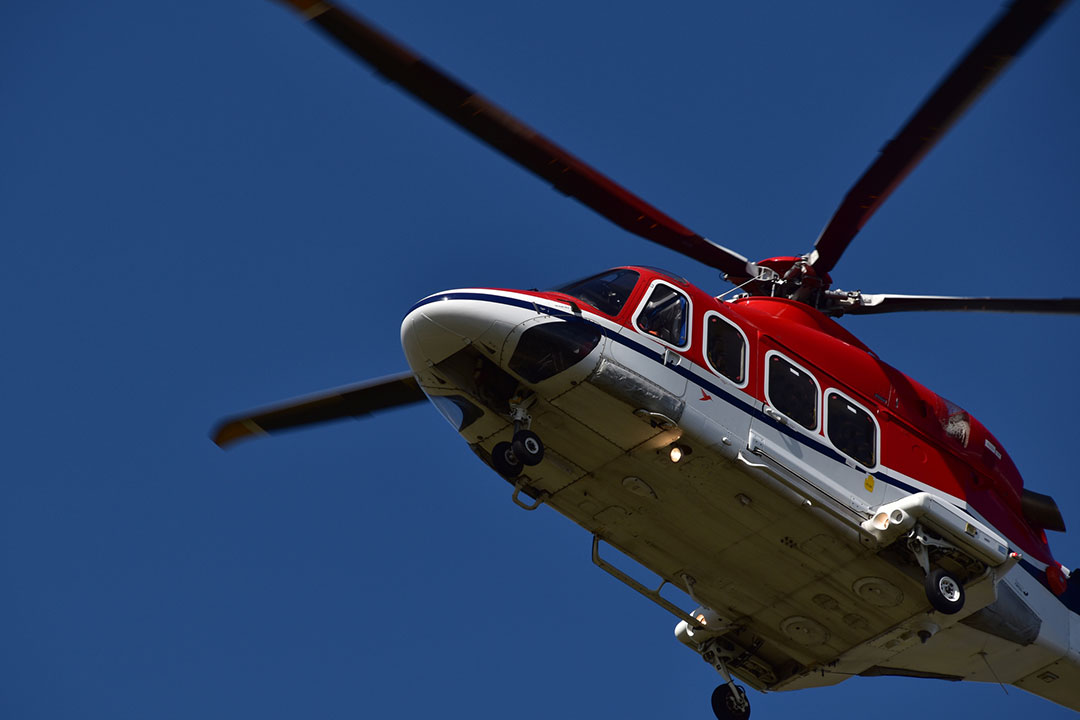 Helicopter flies over low to start landing in Den Helder airport