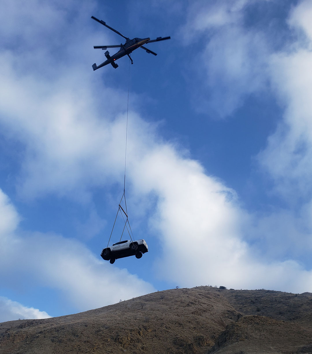 The K-MAX lifting the Tacoma from the ravine