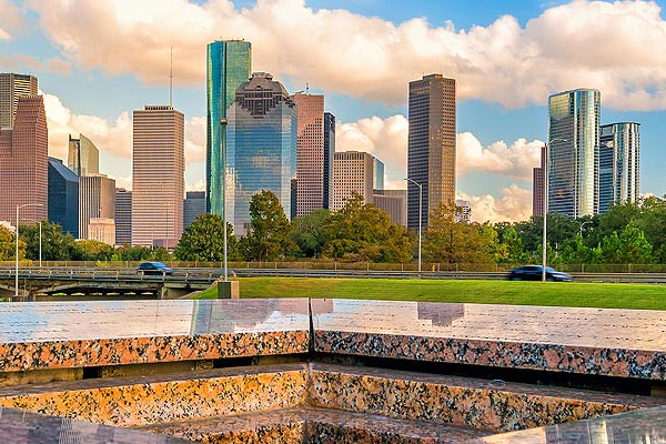 WHY HOUSTON RELIES ON HEAVY LIFT HELICOPTER SERVICES