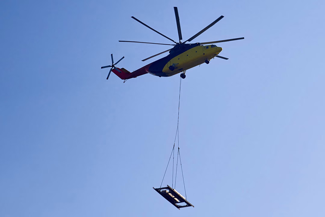 The world's largest cargo helicopter transports cargo.