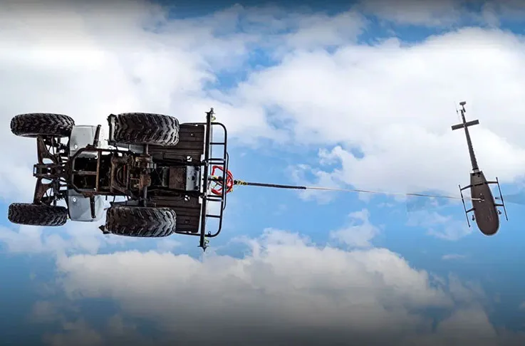 An R66 hoists a 4 wheeler. | Photo: robinsonheli.com