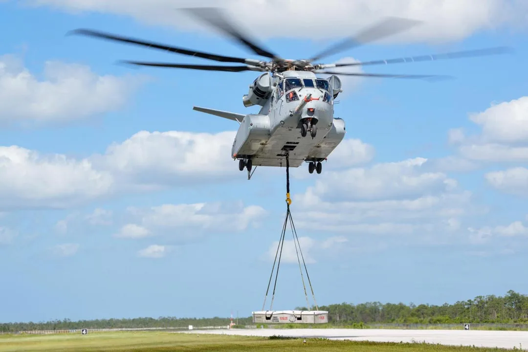 A CH-53 helicopter executes a heavy lift. | Photo: navair.navy.mil