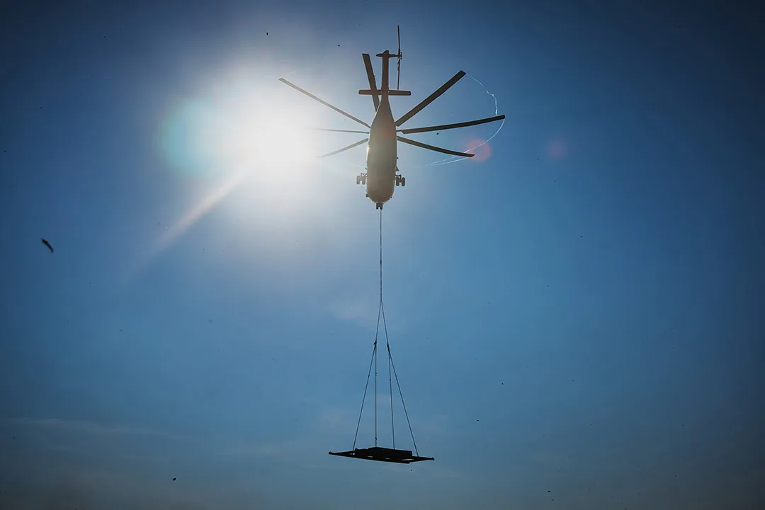 Helicopter cargo lift for oversized and specialized equipment